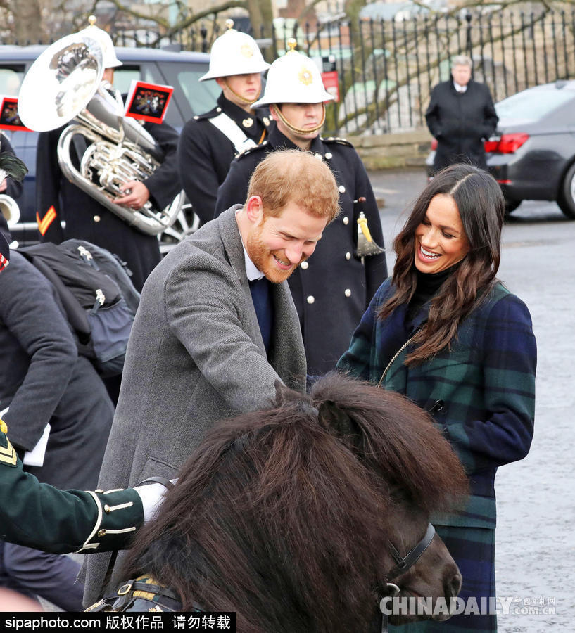 望夫眼！哈里王子与未婚妻十指紧扣到访爱丁堡 心情大好与小马打招呼