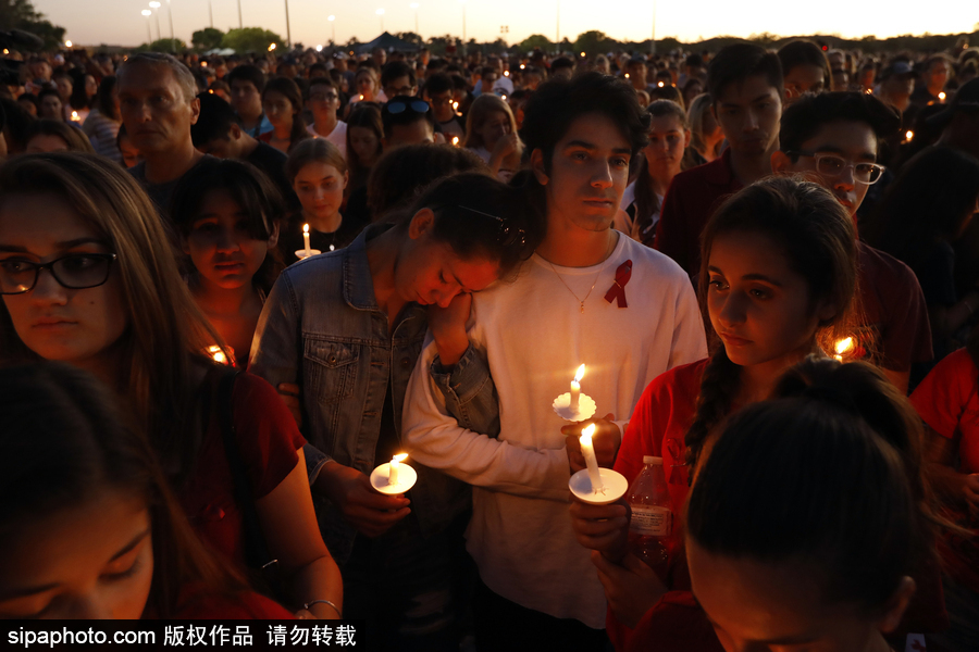 美国：民众学生集会点蜡悼念高中枪击案遇难者