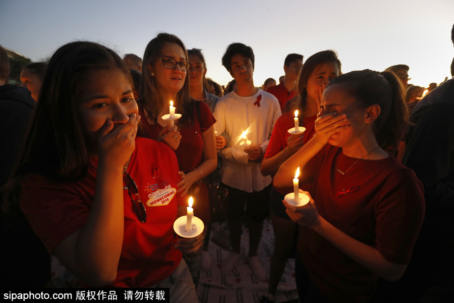 美国：民众学生集会点蜡悼念高中枪击案遇难者