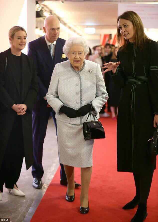 活到老美到老！英女王出席时装周，与时尚女魔头抢镜