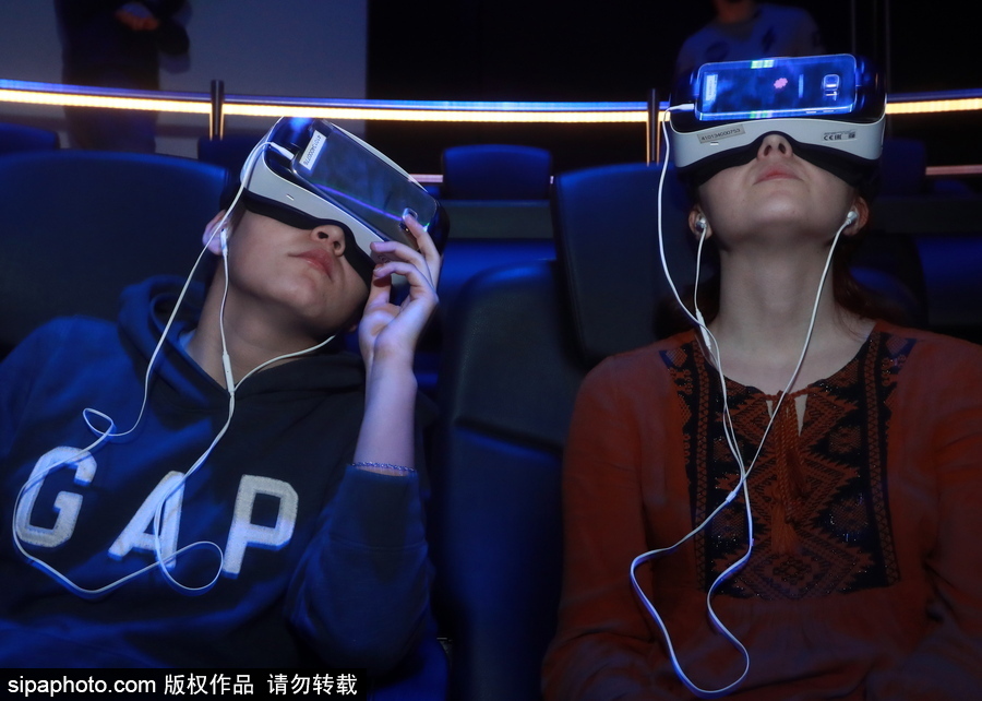 俄罗斯首个VR电影院开幕 比普通电影院更“好玩”