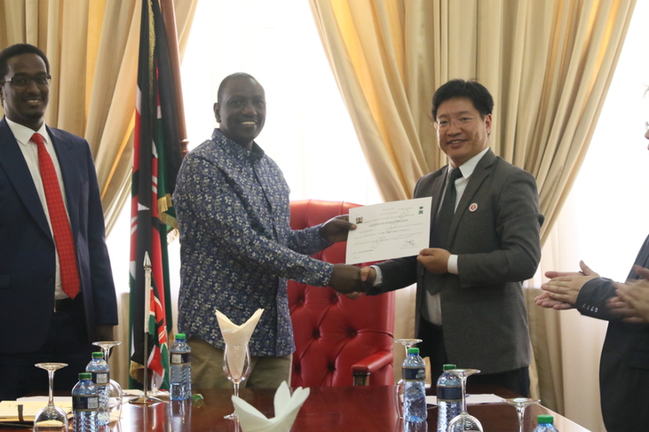 鲁托副总统会见肯尼亚中华总商会代表并颁发NGO证书
