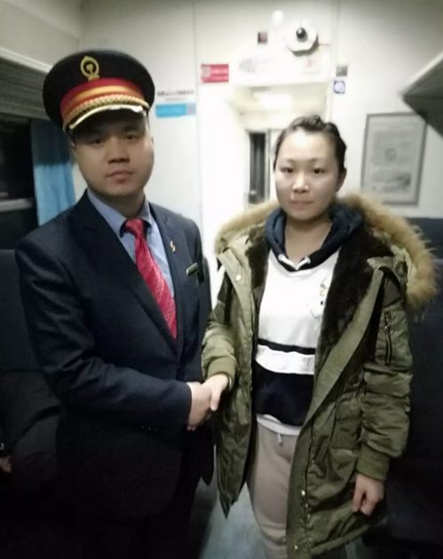 【暖新闻】列车上老人突发疾病 哈尔滨90后药剂师现场连线成功救治