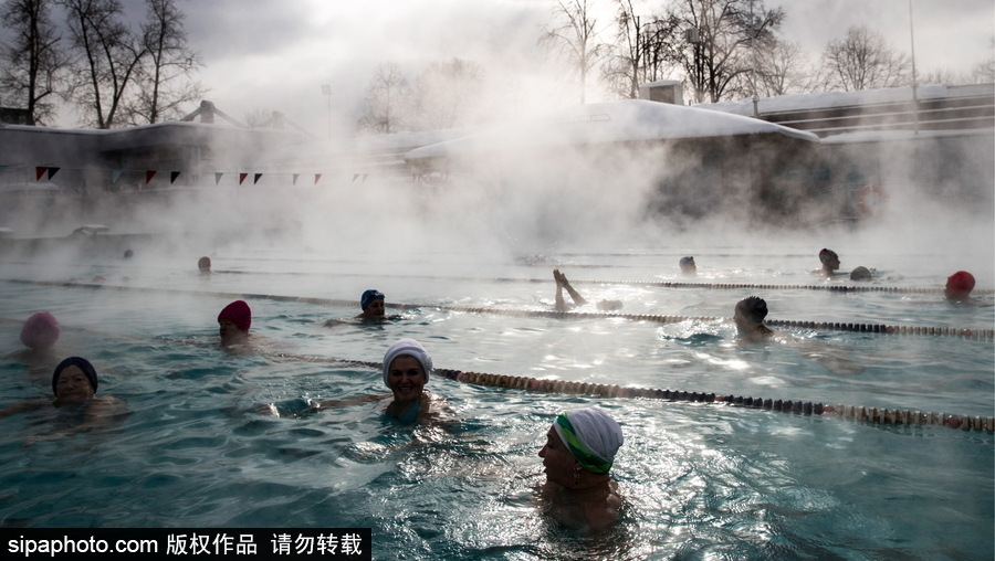 莫斯科露天温泉泳池 民众寒冷冬季享受温暖冬泳