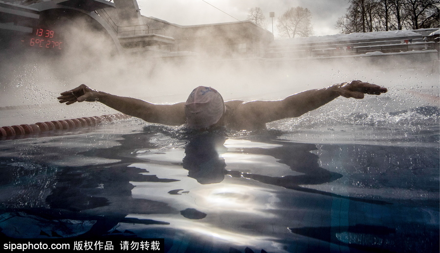 莫斯科露天温泉泳池 民众寒冷冬季享受温暖冬泳