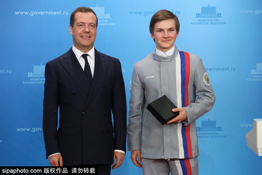 俄总理表彰冬奥会获奖运动员 亲自赠送宝马轿车