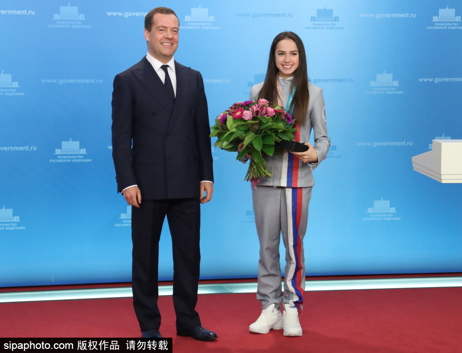 俄总理表彰冬奥会获奖运动员 亲自赠送宝马轿车
