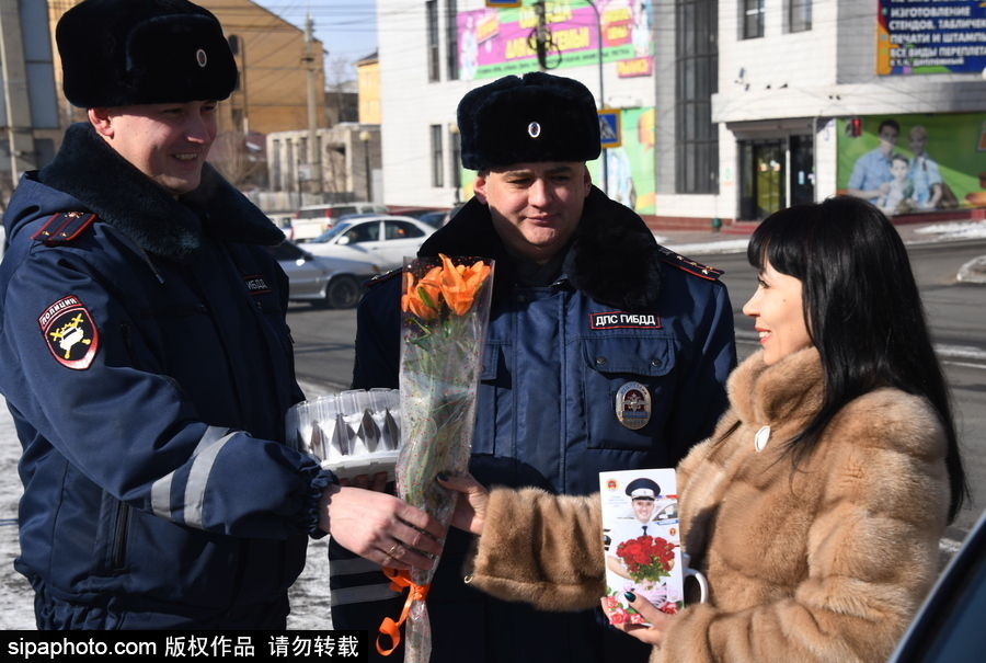 国际妇女节前夕 俄罗斯赤塔交通警察向女司机献花