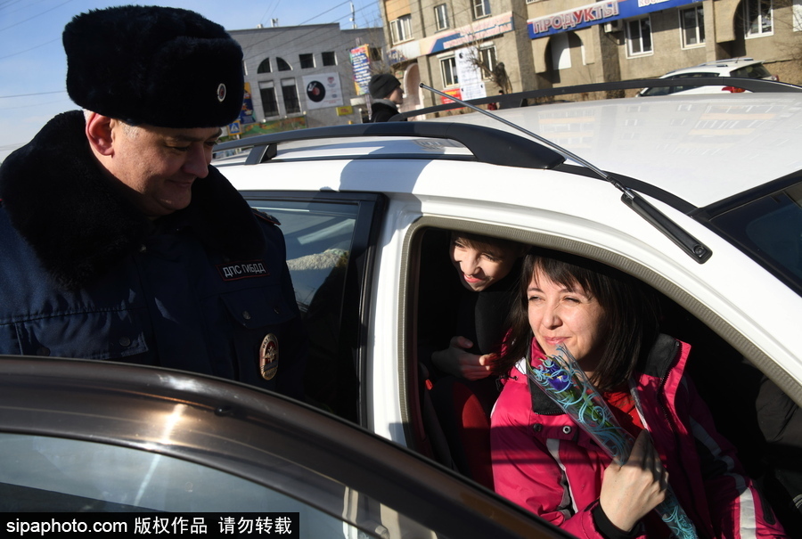 国际妇女节前夕 俄罗斯赤塔交通警察向女司机献花