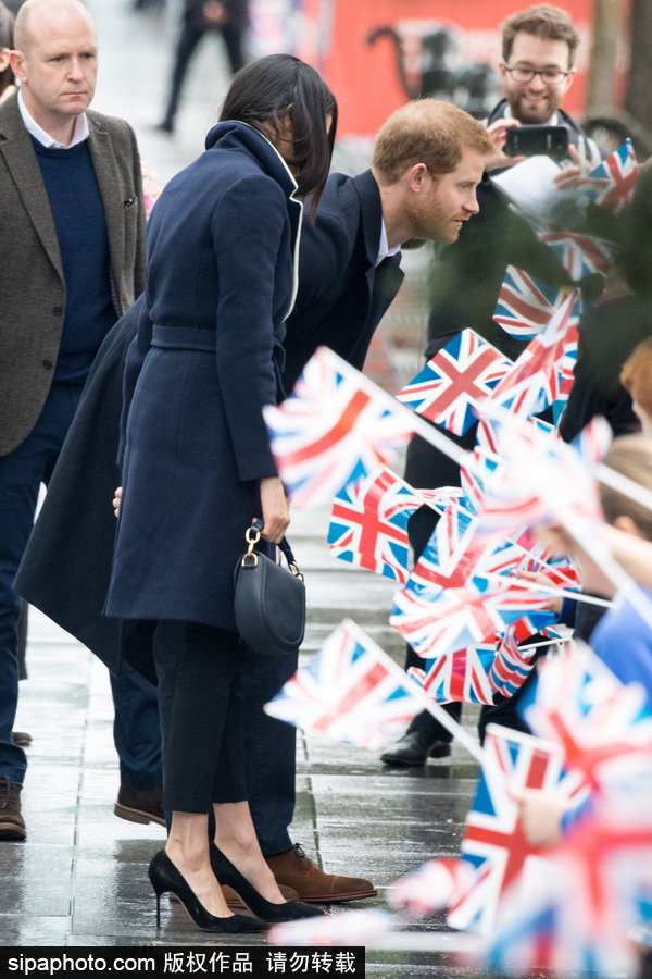 哈里王子携未婚妻现身妇女节活动 民众争相与“准王妃”握手合影
