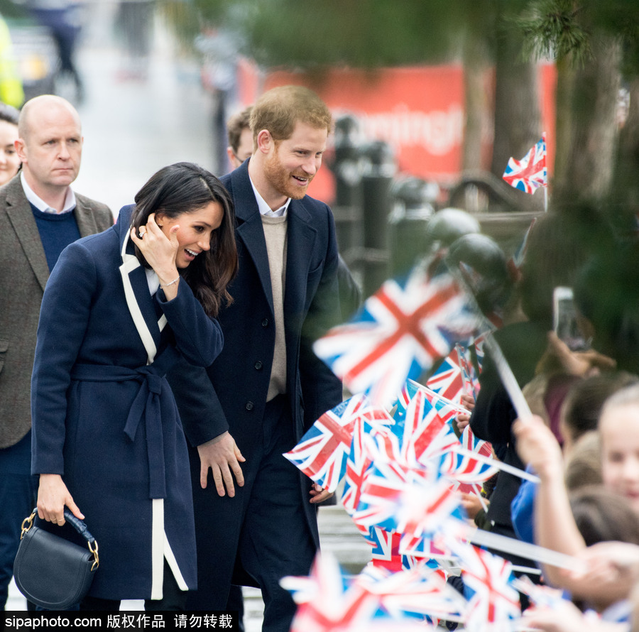 哈里王子携未婚妻现身妇女节活动 民众争相与“准王妃”握手合影