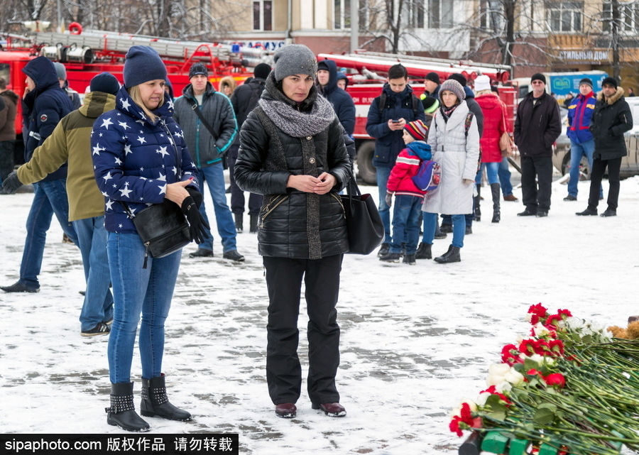俄罗斯购物中心大火已致53人死亡 民众街头献花悼念遇难者