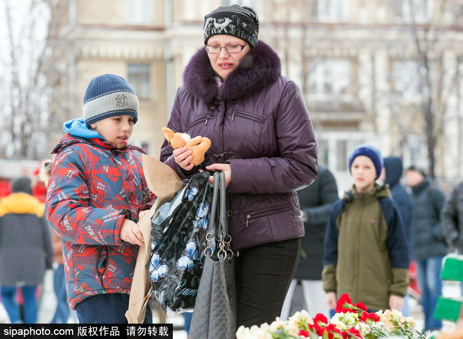 俄罗斯购物中心大火已致53人死亡 民众街头献花悼念遇难者