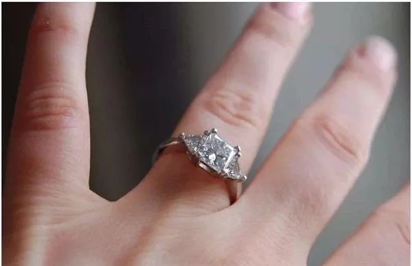 为什么结婚戒指戴在左手上？