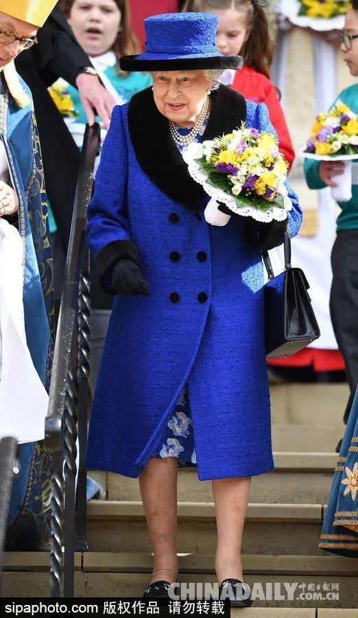 英国女王出席濯足节祷告仪式 宝蓝色套装手捧鲜花显慈爱