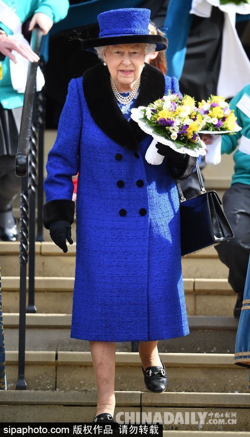 英国女王出席濯足节祷告仪式 宝蓝色套装手捧鲜花显慈爱