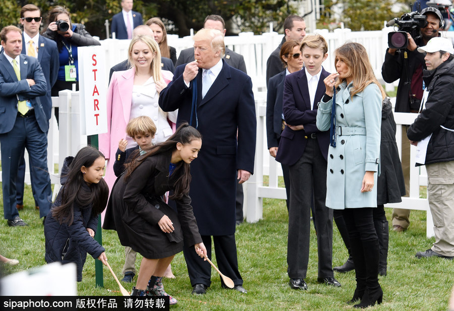 白宫举行复活节滚彩蛋活动 “第一家庭”白宫南草坪狂欢