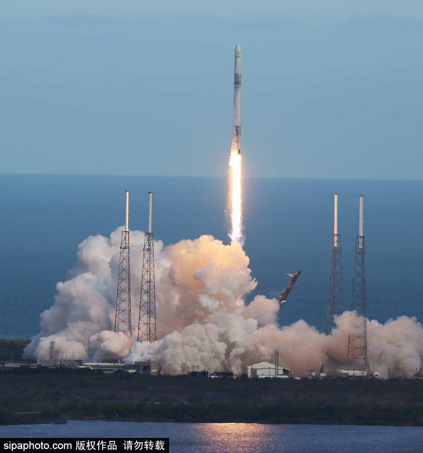 SpaceX发射“龙”飞船 为国际空间站运送补给