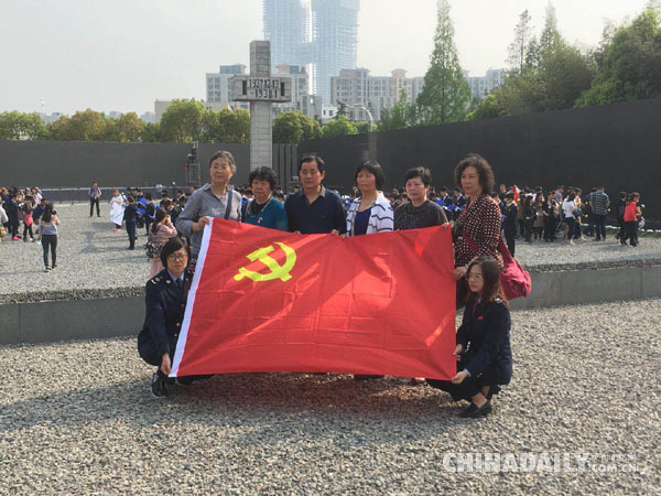 清明节前夕众多市民祭奠南京大屠杀遇难同胞