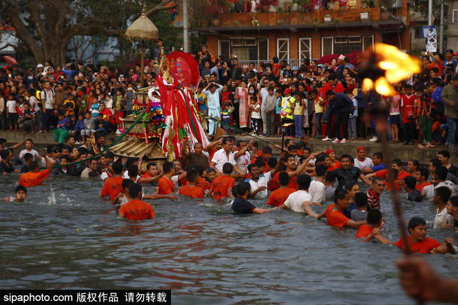 尼泊尔信徒水中嬉戏庆祝节日 寻找女神丢失的饰品