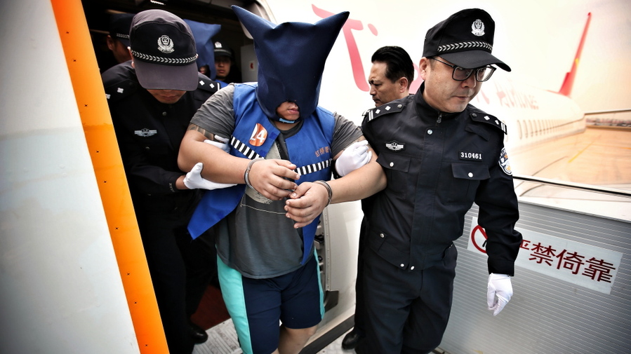 78名台湾电信网络诈骗犯罪嫌疑人从菲律宾被押解回国