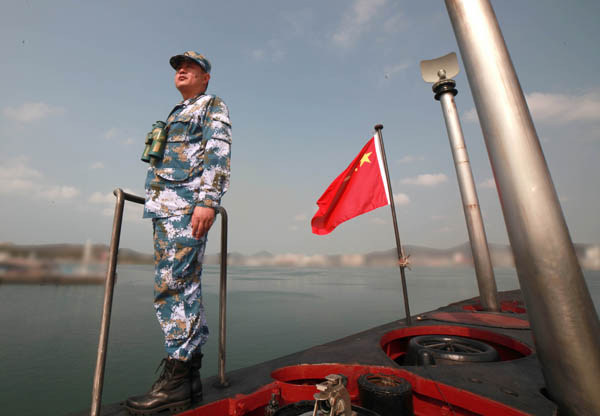航向：深蓝；目标：打赢——记南海舰队某潜艇支队某艇艇长邓小春
