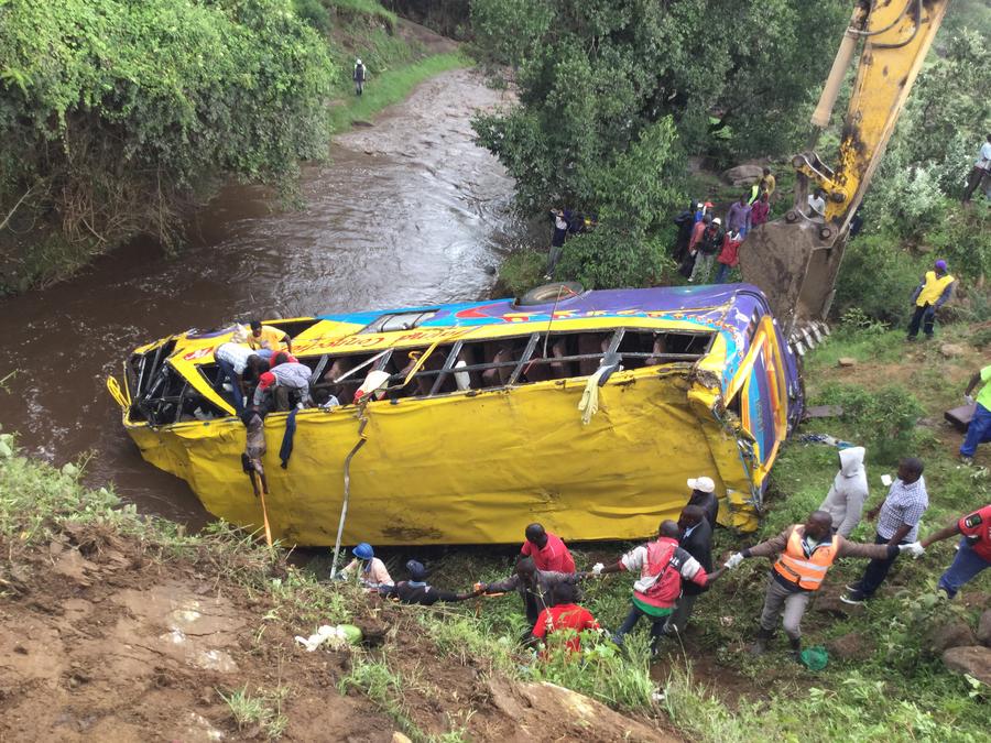 肯尼亚一客车翻车坠河造成至少17人死亡