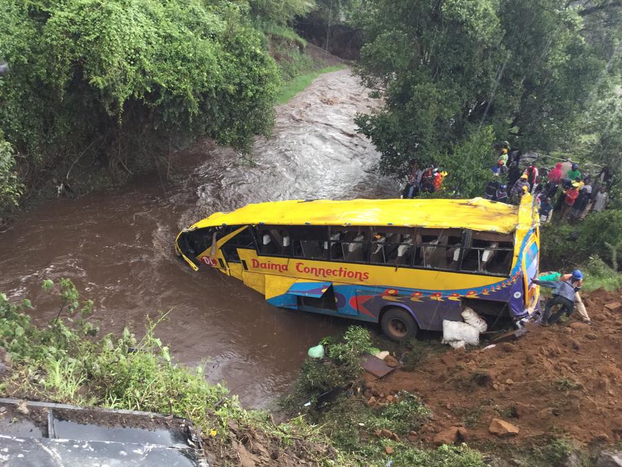肯尼亚一客车翻车坠河造成至少17人死亡