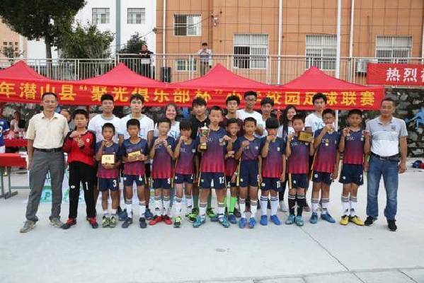 上海高中生在安徽建留守儿童足球队 迟到的感谢信道出孩子的真心