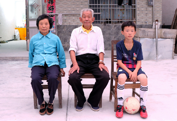 上海高中生在安徽建留守儿童足球队 迟到的感谢信道出孩子的真心