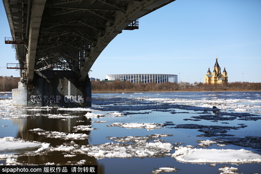 伏尔加河春季冰块消融 河面漂浮大片浮冰