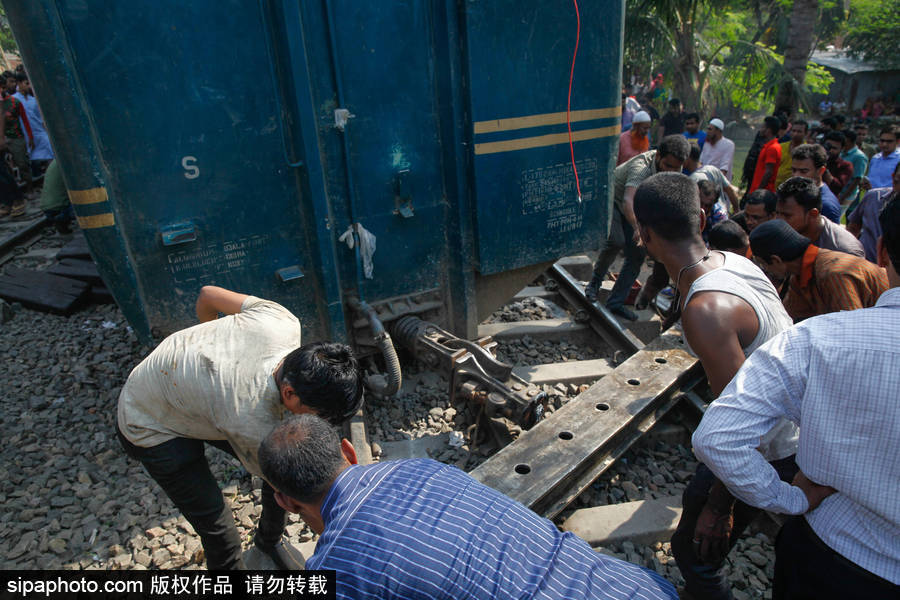 孟加拉国达卡郊区一辆火车脱轨 列车扭曲成“S”形