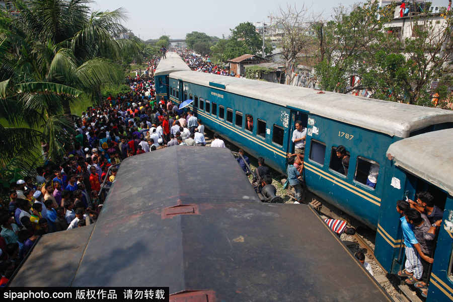 孟加拉国达卡郊区一辆火车脱轨 列车扭曲成“S”形