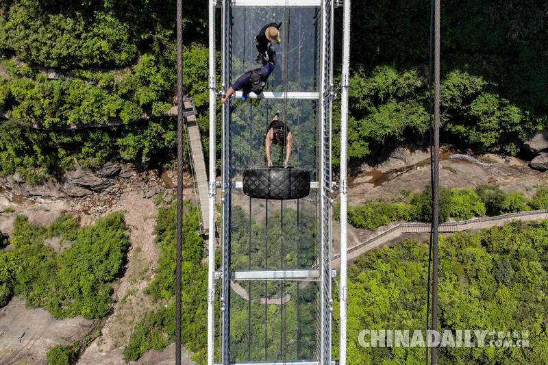 湖南平江：中外大力士高空玻璃桥上角力