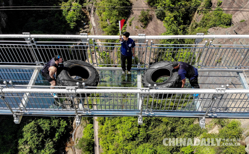 湖南平江：中外大力士高空玻璃桥上角力