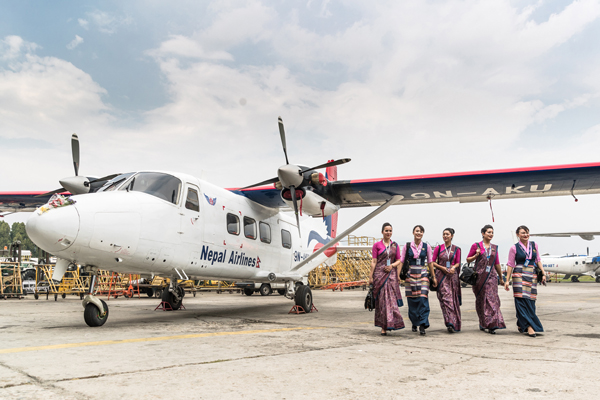 中国民机翱翔雪山之国<BR>航空工业再向尼泊尔交付2架运12E飞机