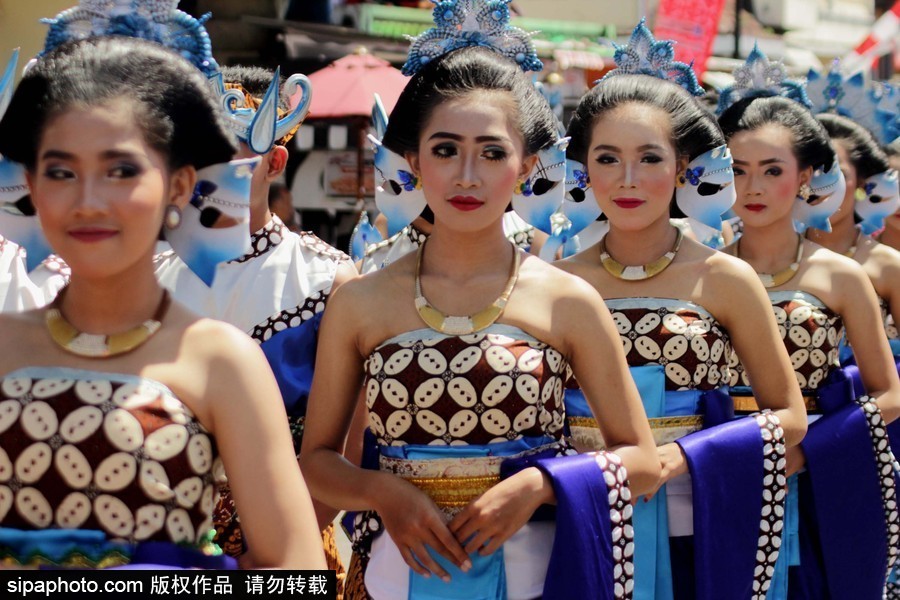 印尼茉莉芬文化游行 民众身着传统服饰地方特色浓郁