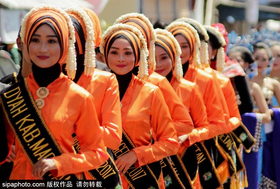 印尼茉莉芬文化游行 民众身着传统服饰地方特色浓郁