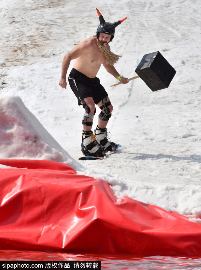 白俄罗斯举办趣味滑雪赛 参赛者奇装异服上演“肢体搞笑”