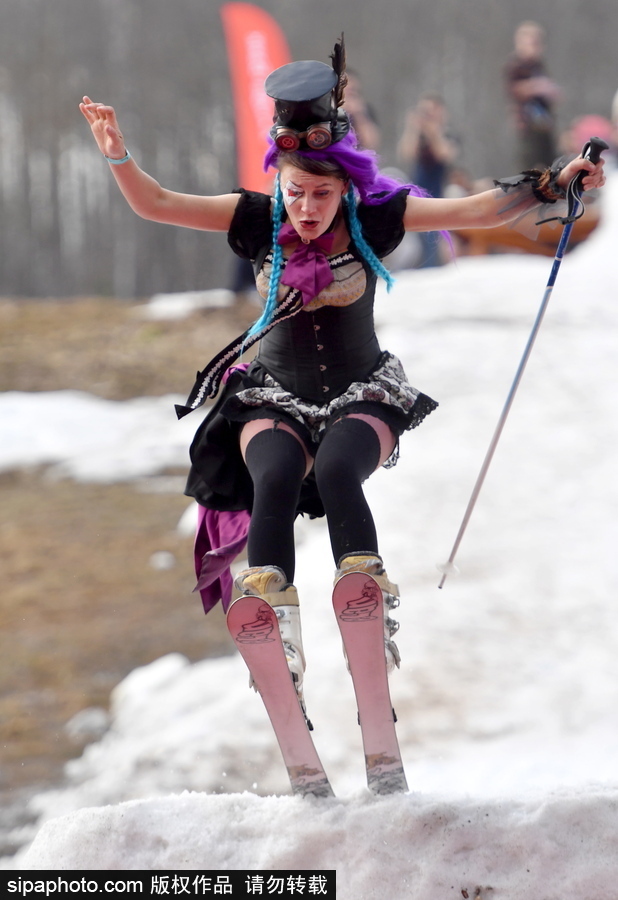 白俄罗斯举办趣味滑雪赛 参赛者奇装异服上演“肢体搞笑”