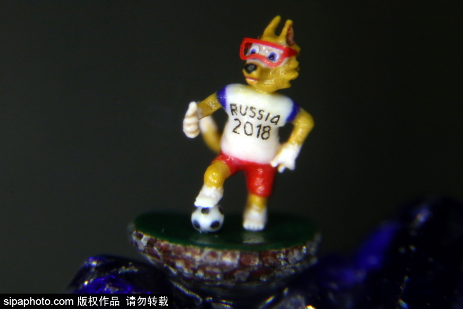 2018俄罗斯世界杯前瞻：吉祥物扎比瓦卡被刻上米粒 迷你作品栩栩如生