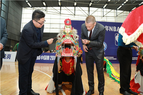 2018NBA中国赛于深圳举办启动仪式，书法家与麒麟舞助阵现场