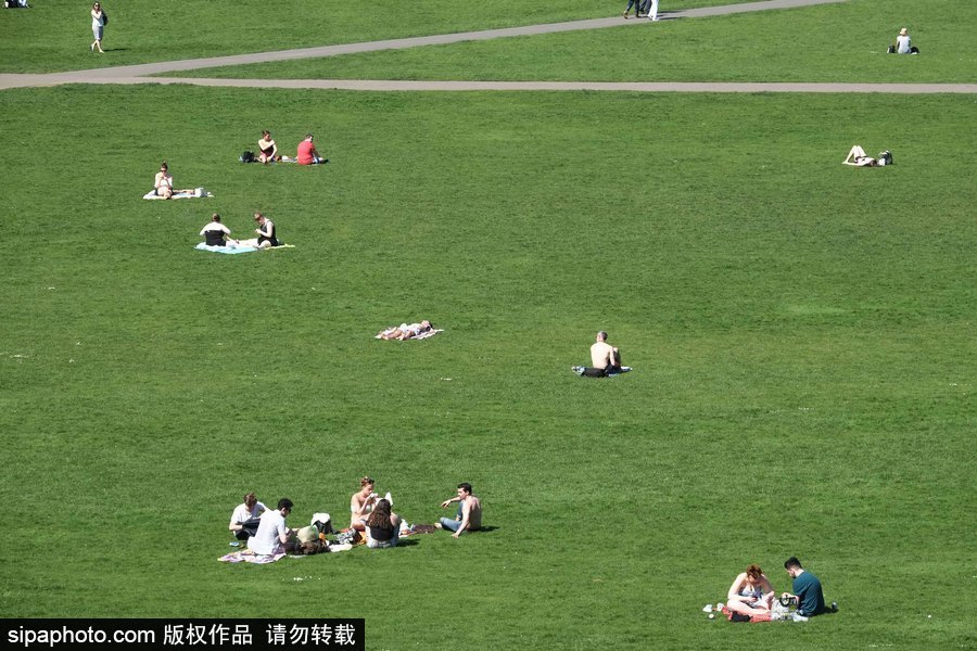 伦敦民众乐享春日 扎堆公园草地享受日光浴