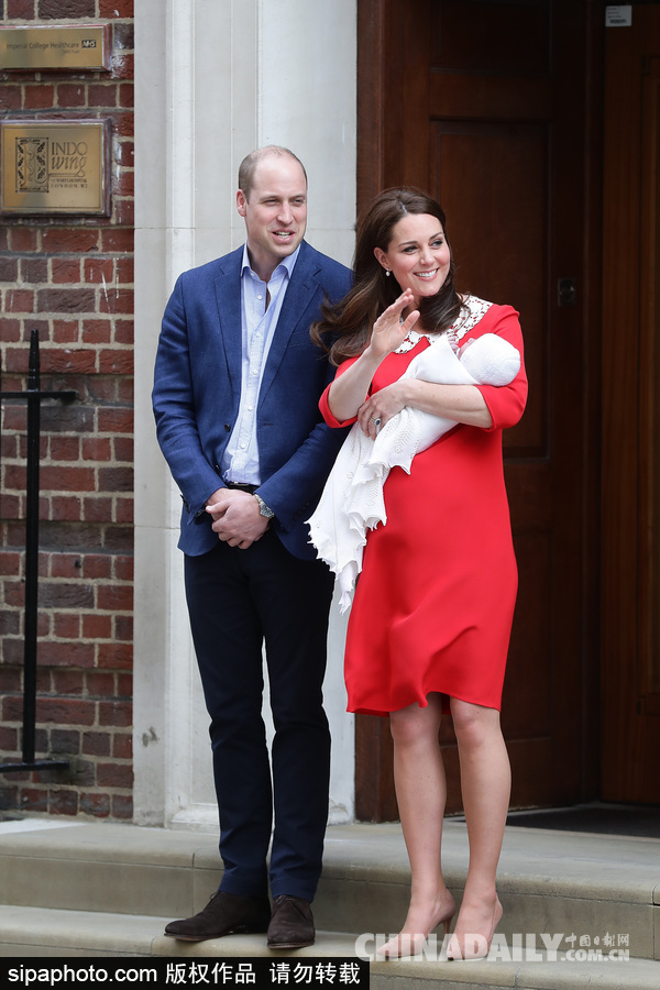 凯特王妃诞下第三子 与威廉王子抱小王子亮相