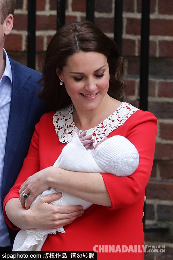 凯特王妃诞下第三子 与威廉王子抱小王子亮相