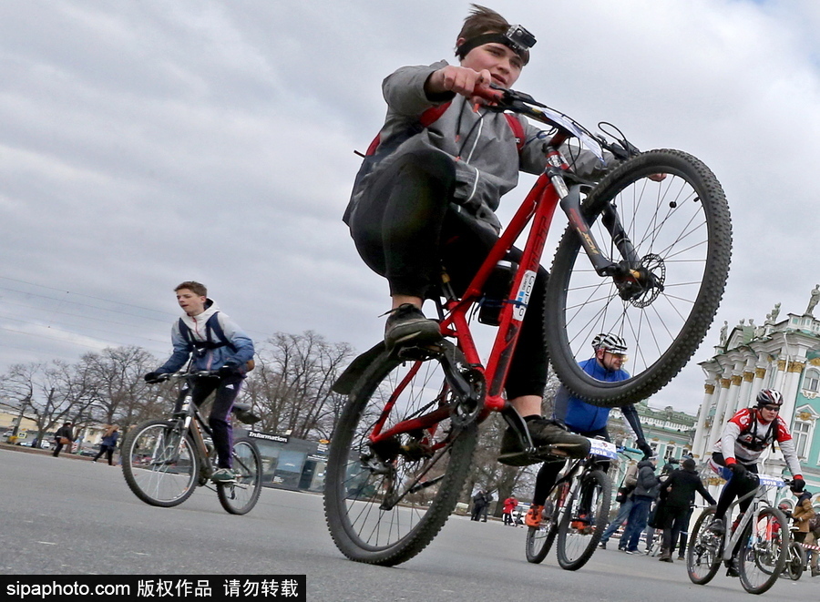 俄罗斯骑自行车的季节到了！花式骑车出行超逗趣