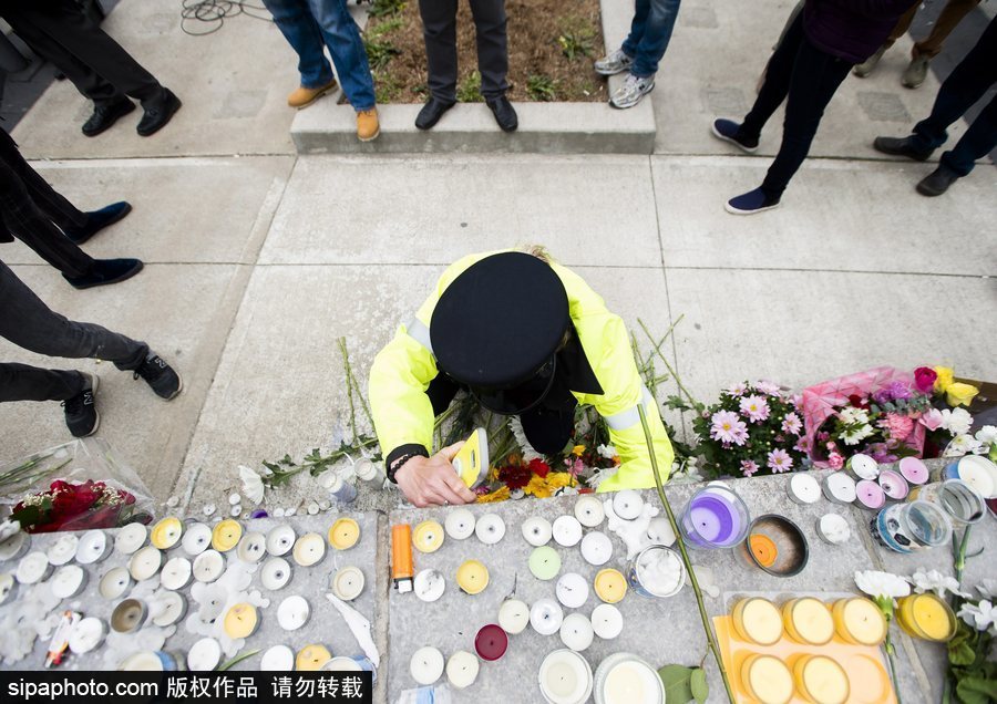 多伦多民众聚集央街自发献花 悼念货车冲撞事故遇难者