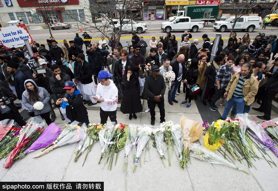 多伦多民众聚集央街自发献花 悼念货车冲撞事故遇难者