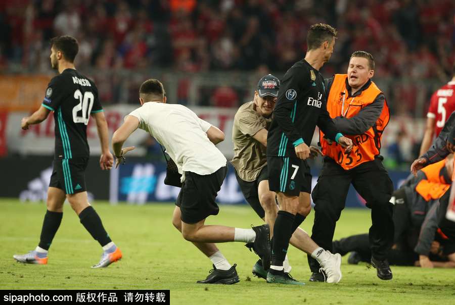 2017/18欧冠半决赛首回合：皇马2-1拜仁 赛后狂热球迷乱入场面尴尬