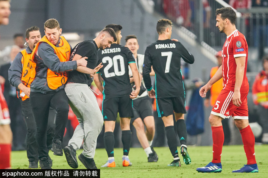2017/18欧冠半决赛首回合：皇马2-1拜仁 赛后狂热球迷乱入场面尴尬